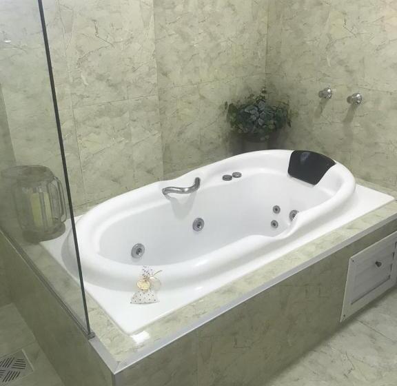 سوئیت با وان آب گرم, Marimar The Place