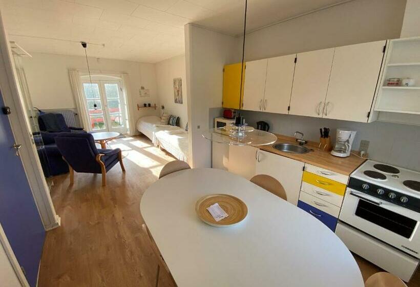 דירת שני חדרים, Sostrup Slot