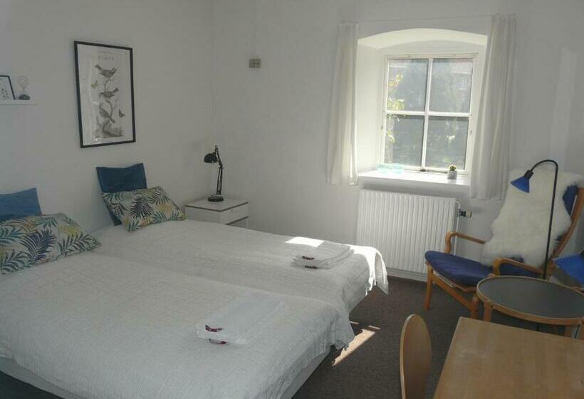 דירת שני חדרים, Sostrup Slot