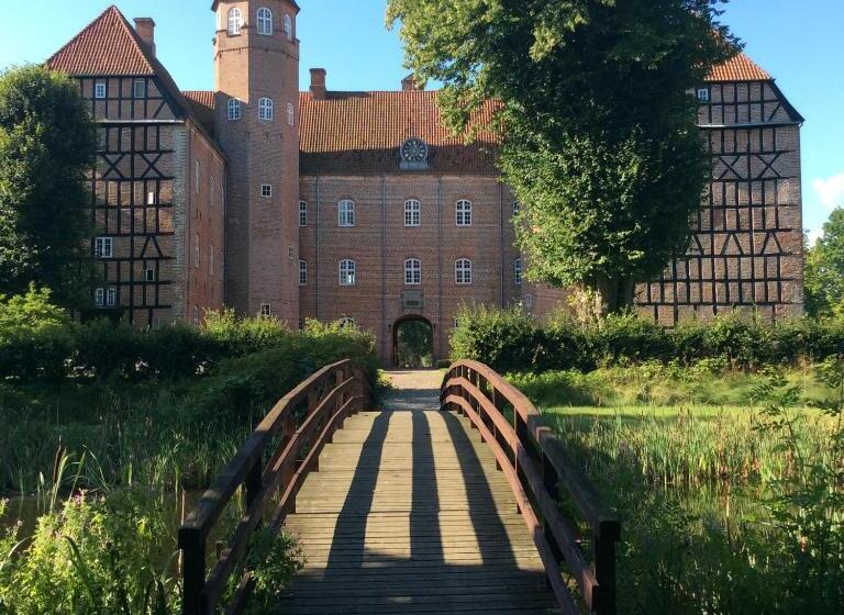 דירת שני חדרים, Sostrup Slot