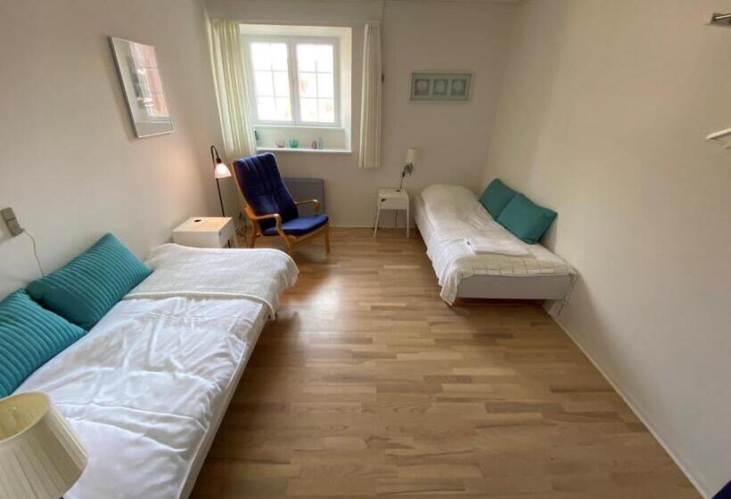 חדר משפחתי, Sostrup Slot