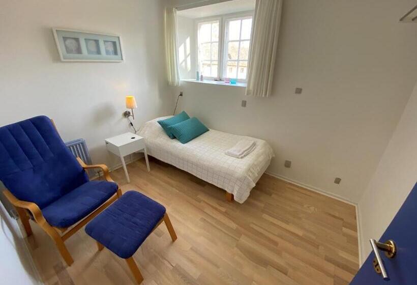 חדר משפחתי, Sostrup Slot