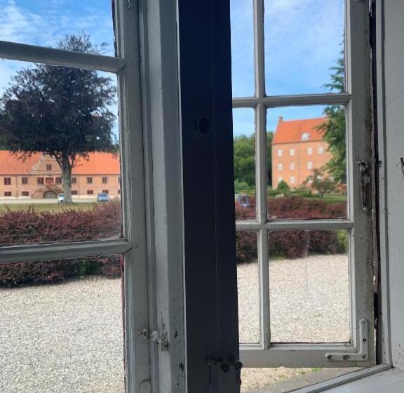 סטודיו דלוקס, Sostrup Slot