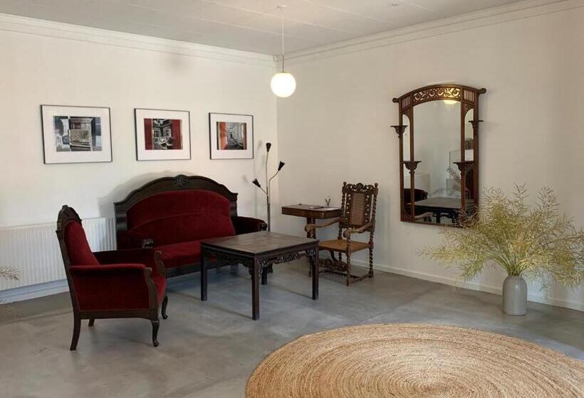 סטודיו דלוקס, Sostrup Slot