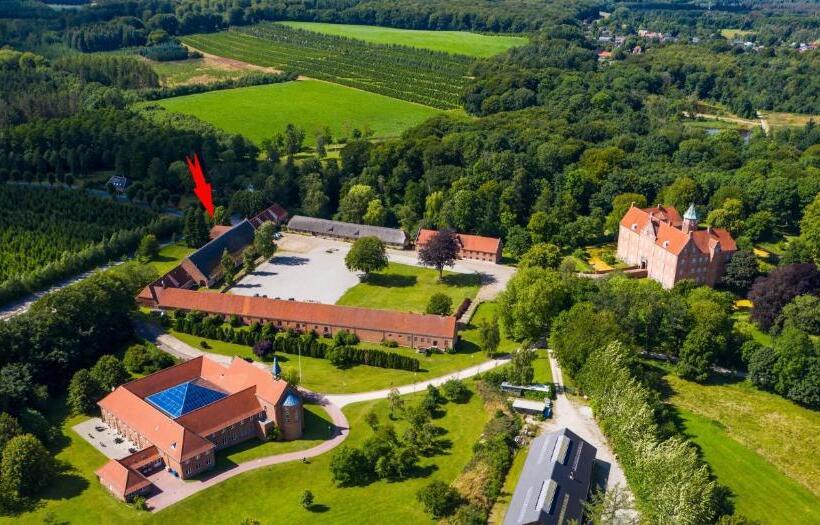 דירת חדר בקומת קרקע, Sostrup Slot