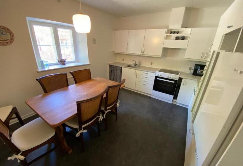 דירת חדר בקומת קרקע, Sostrup Slot