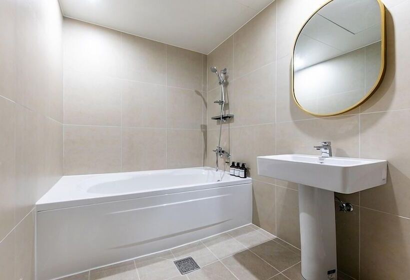 חדר דלוקס, Yaja Masan Odong Branch