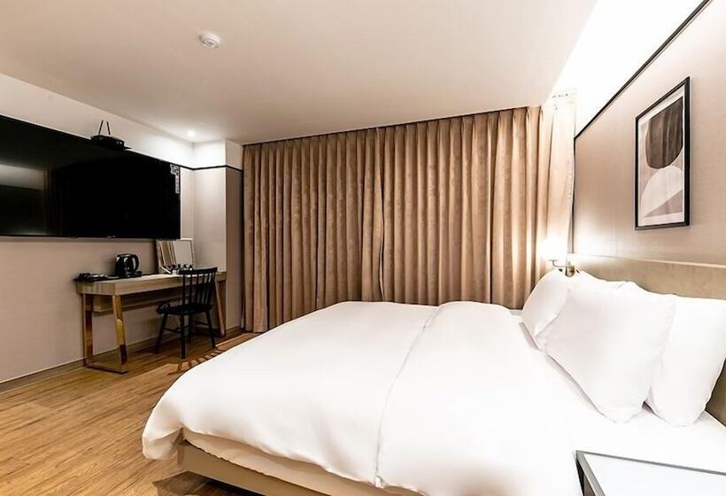 חדר דלוקס, Yaja Masan Odong Branch