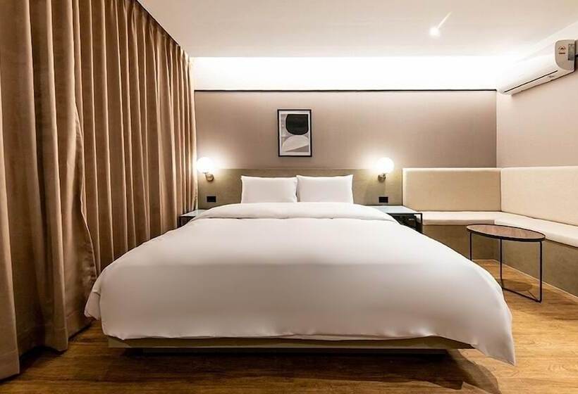 חדר דלוקס, Yaja Masan Odong Branch