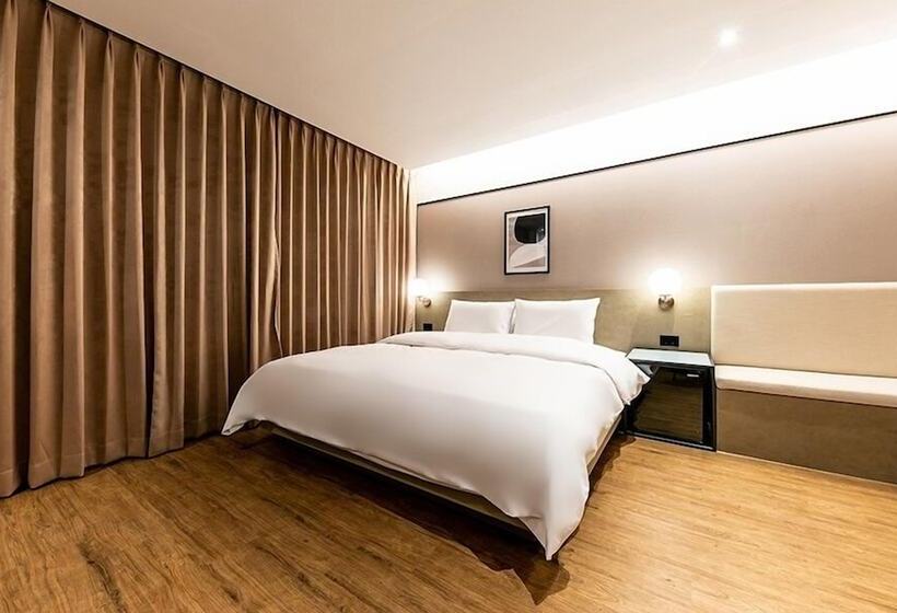 חדר דלוקס, Yaja Masan Odong Branch