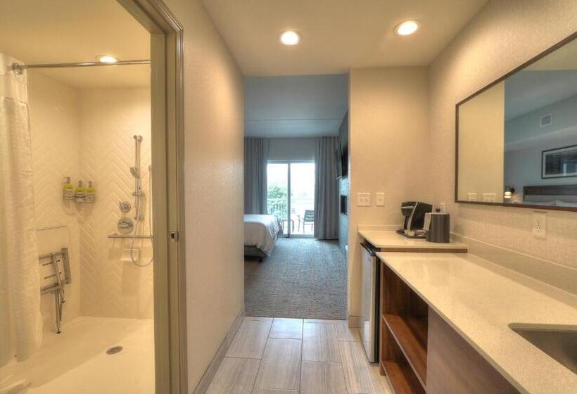 اتاق استاندارد با تخت بزرگ برای معلولان, Holiday Inn & Suites Pigeon Forge Convention Center, An Ihg