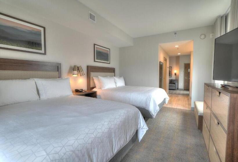 带皇后床的套间, Holiday Inn & Suites Pigeon Forge Convention Center, An Ihg