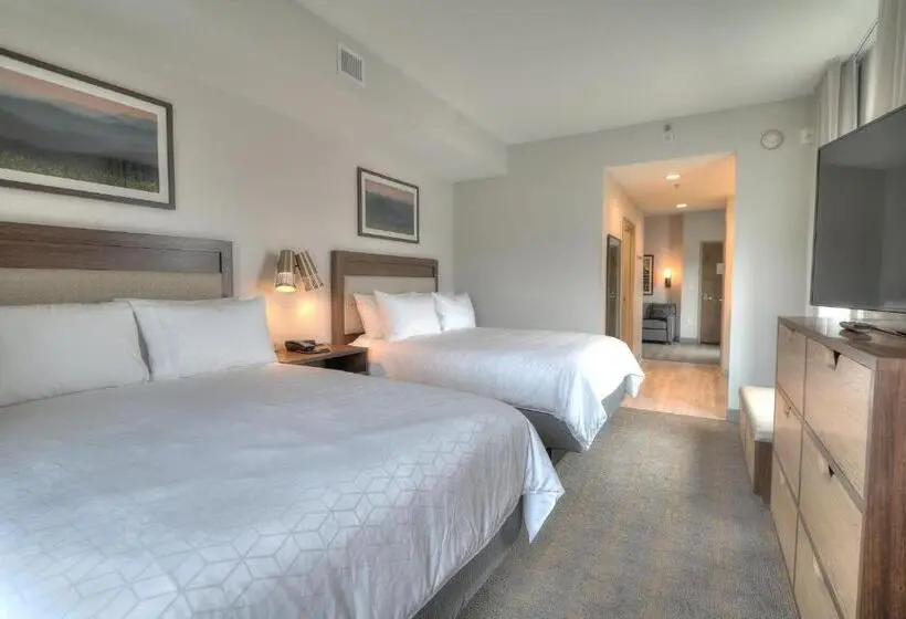 クイーンサイズベッドのスイートルーム, Holiday Inn & Suites Pigeon Forge Convention Center, An Ihg