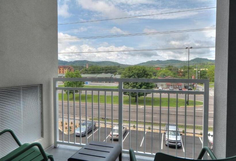 带大床的套房, Holiday Inn & Suites Pigeon Forge Convention Center, An Ihg