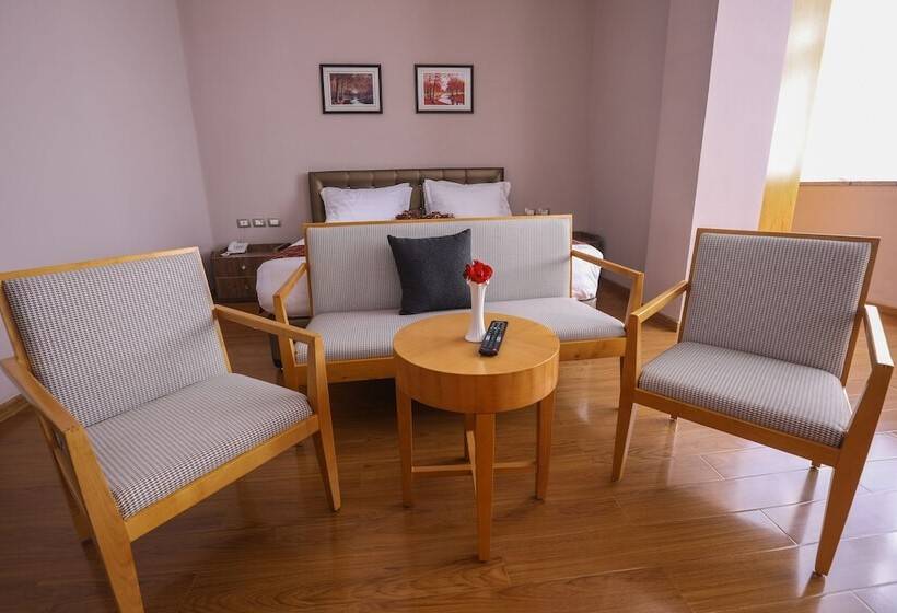 اتاق لوکس, New Day