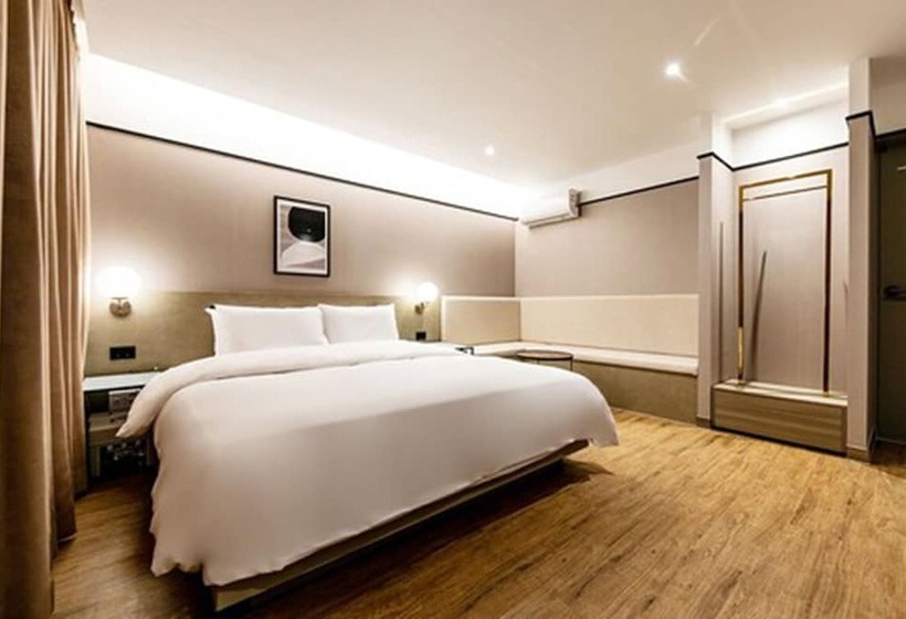 חדר דלוקס, Yaja Masan Odong Branch