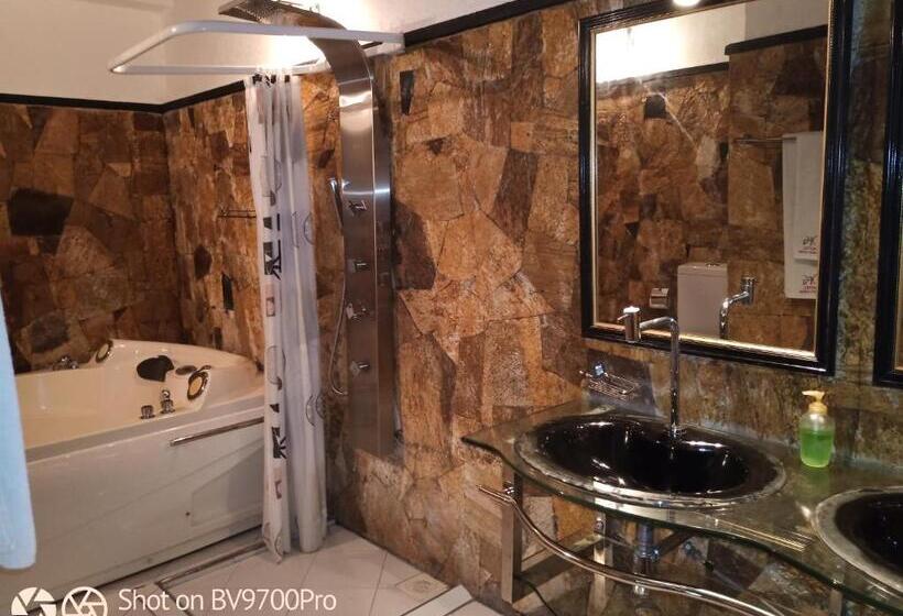 קוטג'' סופריור, Flower Garden