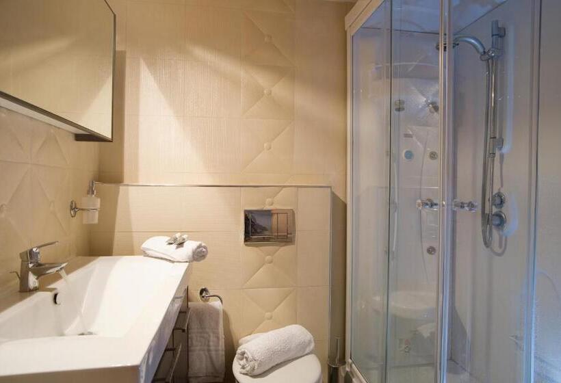 סוויטת ג'וניור, Grand Nefeli