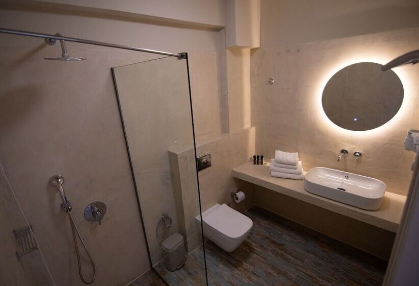 סוויטת ג'וניור, Grand Nefeli