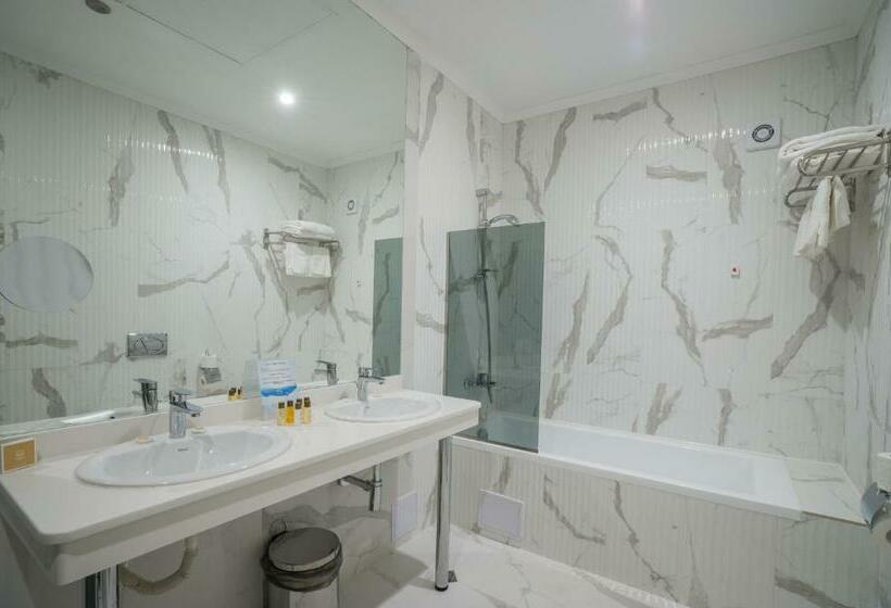 جناح, Perla Beach Luxury All Inclusive & Free Beach Access