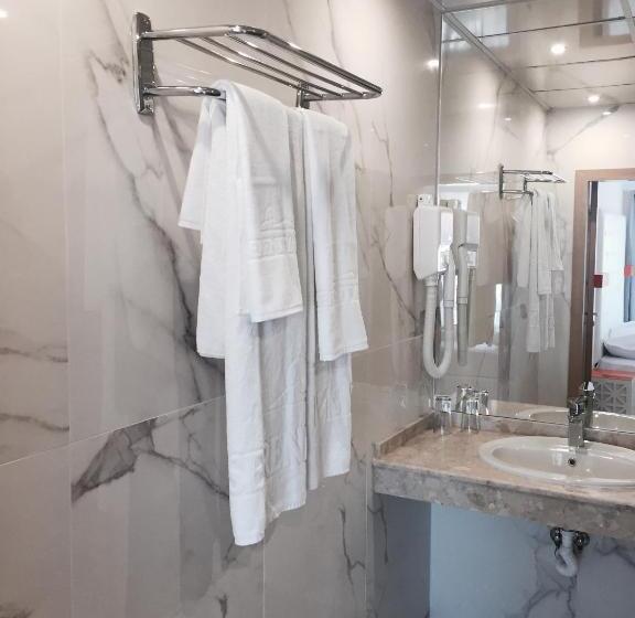 غرفة ديلوكس ثلاثية, Perla Beach Luxury All Inclusive & Free Beach Access