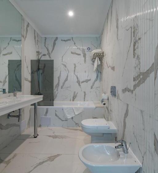 غرفة ديلوكس ثلاثية, Perla Beach Luxury All Inclusive & Free Beach Access