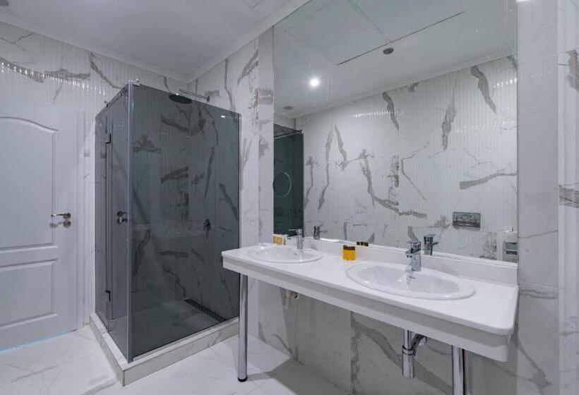 غرفة ديلوكس ثلاثية, Perla Beach Luxury All Inclusive & Free Beach Access