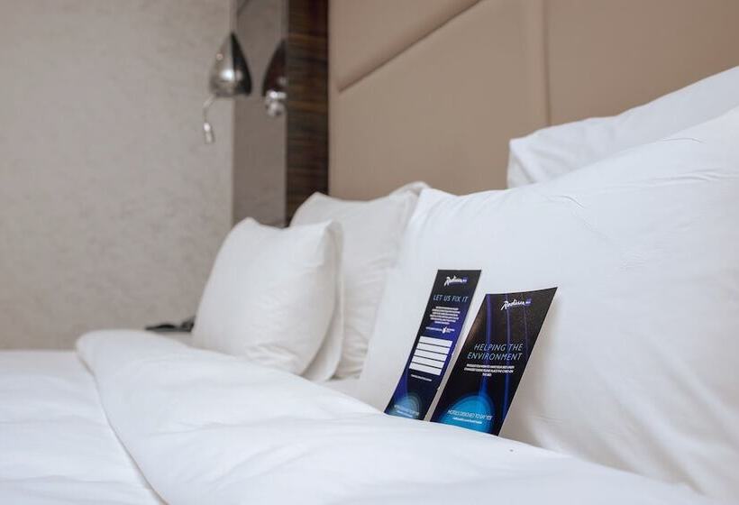 اتاق سوپریور با چشم‌انداز استخر, Radisson Blu Hotel Lusaka