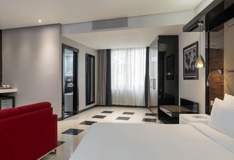 اتاق سوپریور با چشم‌انداز استخر, Radisson Blu Hotel Lusaka