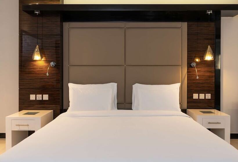 سوییت با چشم‌انداز استخر, Radisson Blu Hotel Lusaka