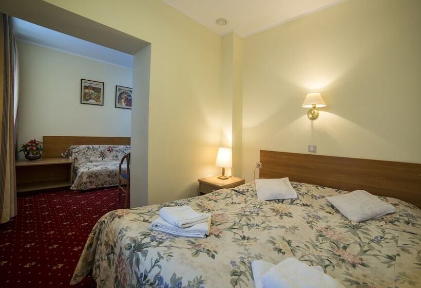 标准三人间, Willa Carlton