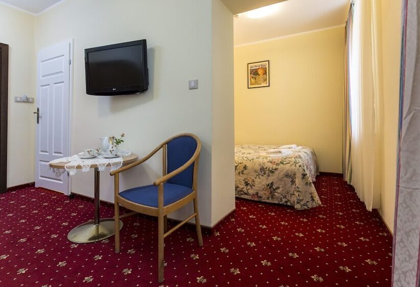 标准三人间, Willa Carlton