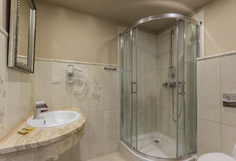 标准三人间, Willa Carlton