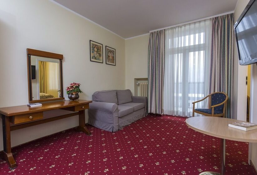 四人标准间, Willa Carlton