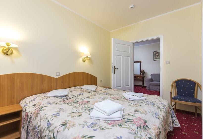 四人标准间, Willa Carlton