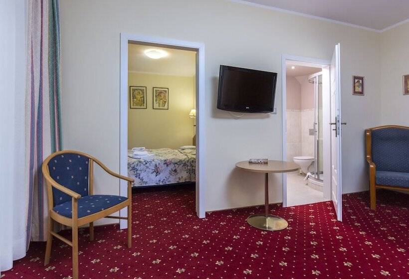 四人标准间, Willa Carlton