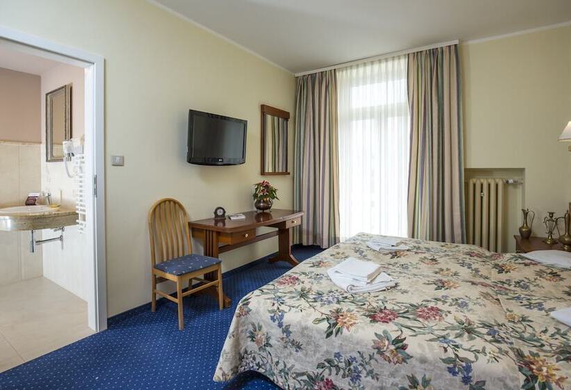 古典房间, Willa Carlton