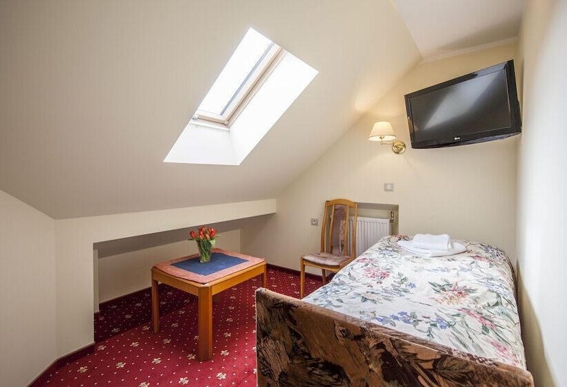 标准单人间, Willa Carlton