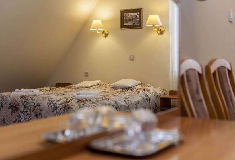 古典房间, Willa Carlton