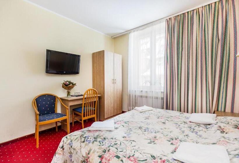 标准间, Willa Carlton