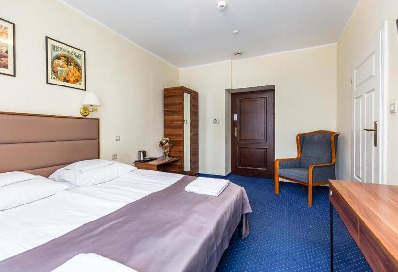 标准间, Willa Carlton