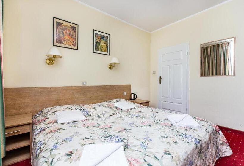 标准间, Willa Carlton