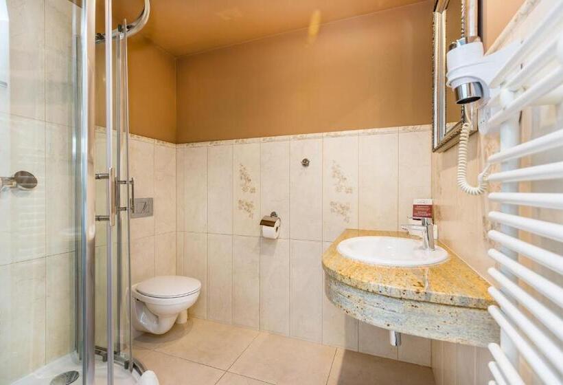 标准间, Willa Carlton