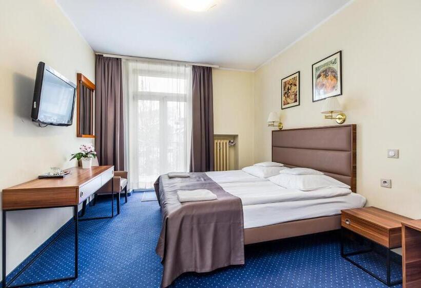 标准间, Willa Carlton