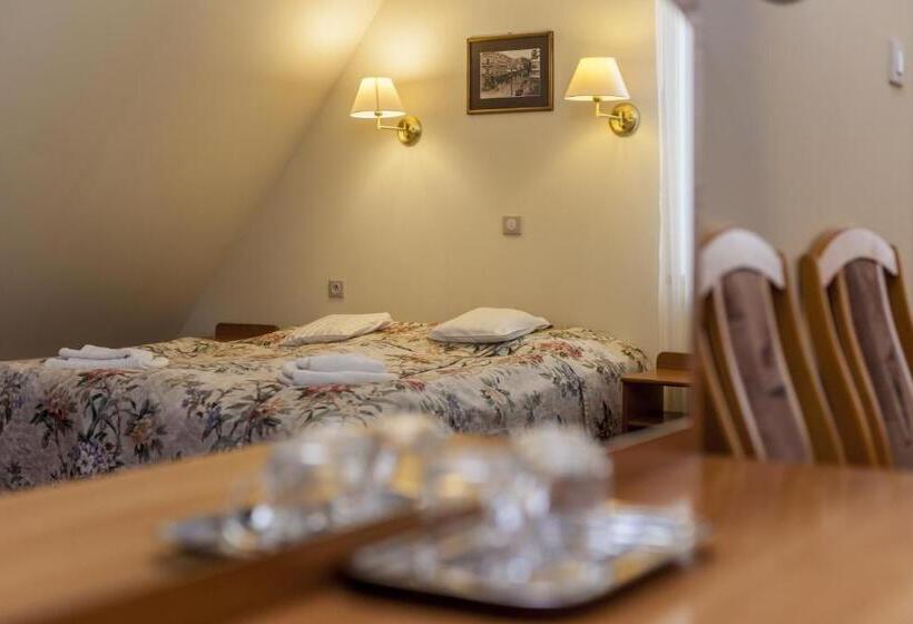 标准间, Willa Carlton