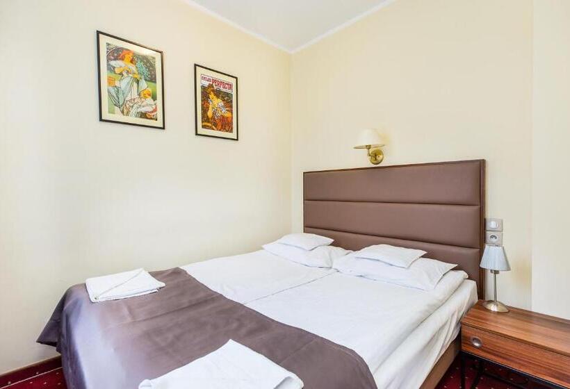 标准三人间, Willa Carlton