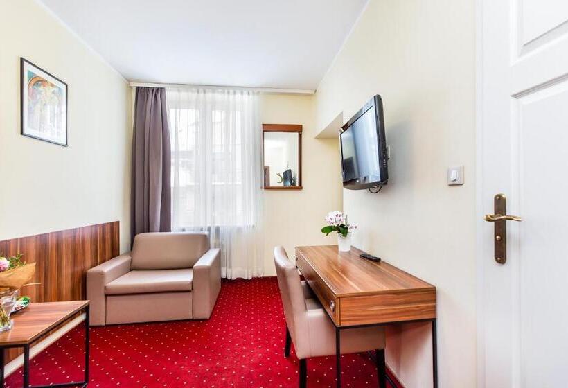 标准三人间, Willa Carlton