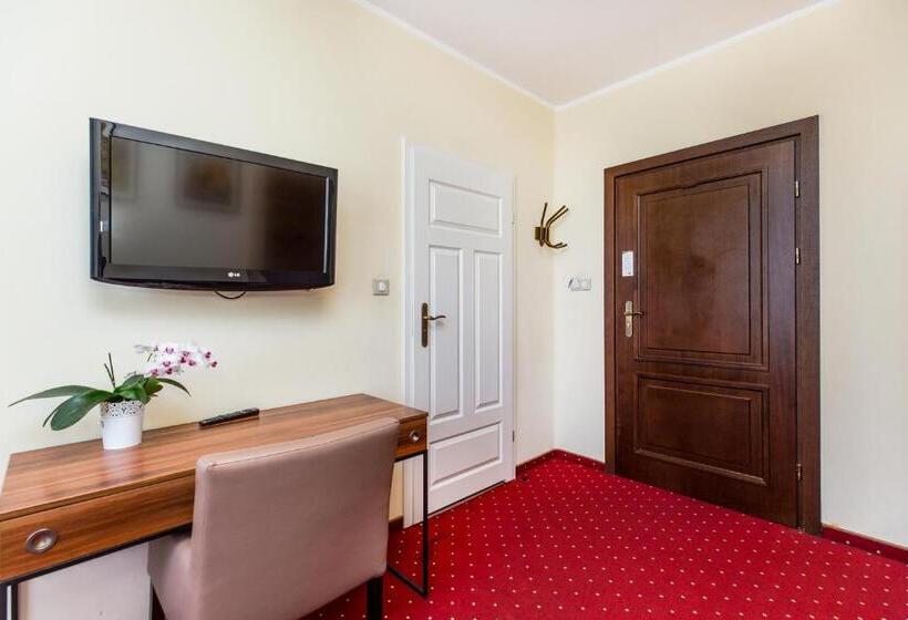 标准三人间, Willa Carlton