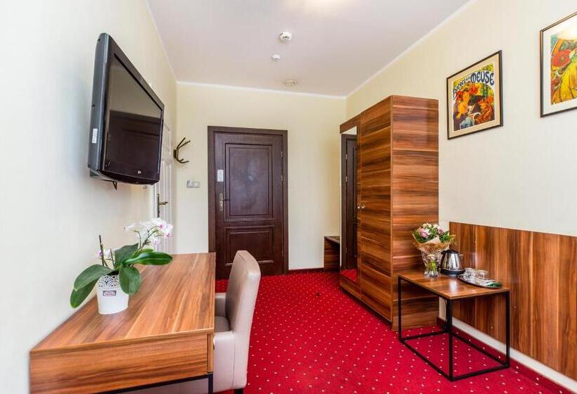 标准三人间, Willa Carlton