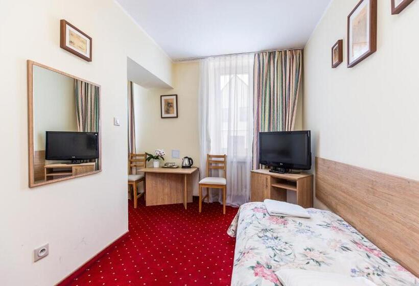 标准三人间, Willa Carlton